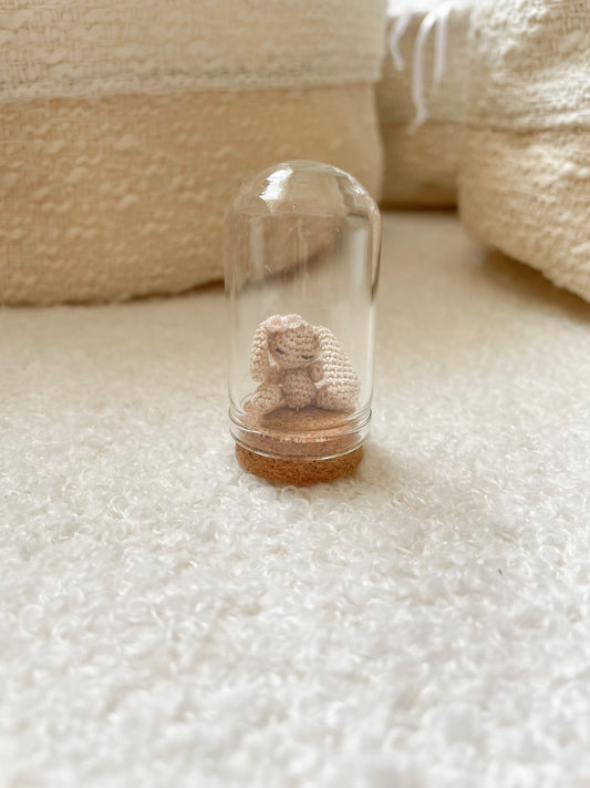 Philou micro gehaakte amigurumi met strikje
