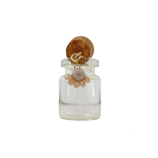 Leora gehaakte kern bloem bedel gold filled
